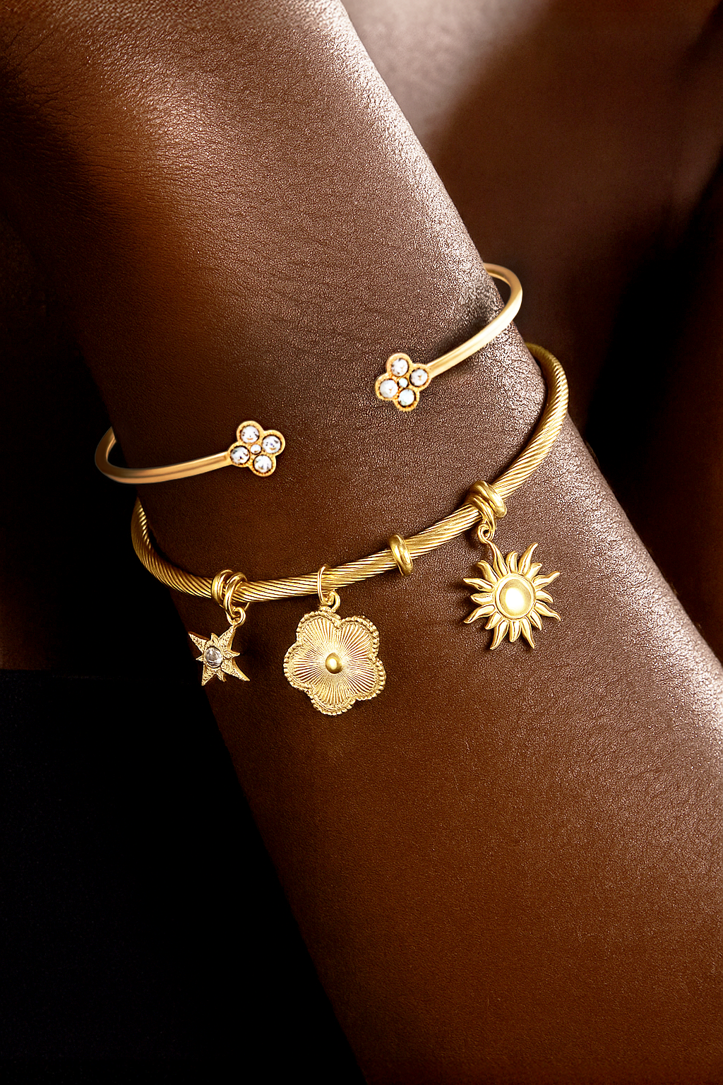 20250929_1447_Golden_Charm_Bracelet_remix_01k6avh179e80v92ebaqzszkx5.png