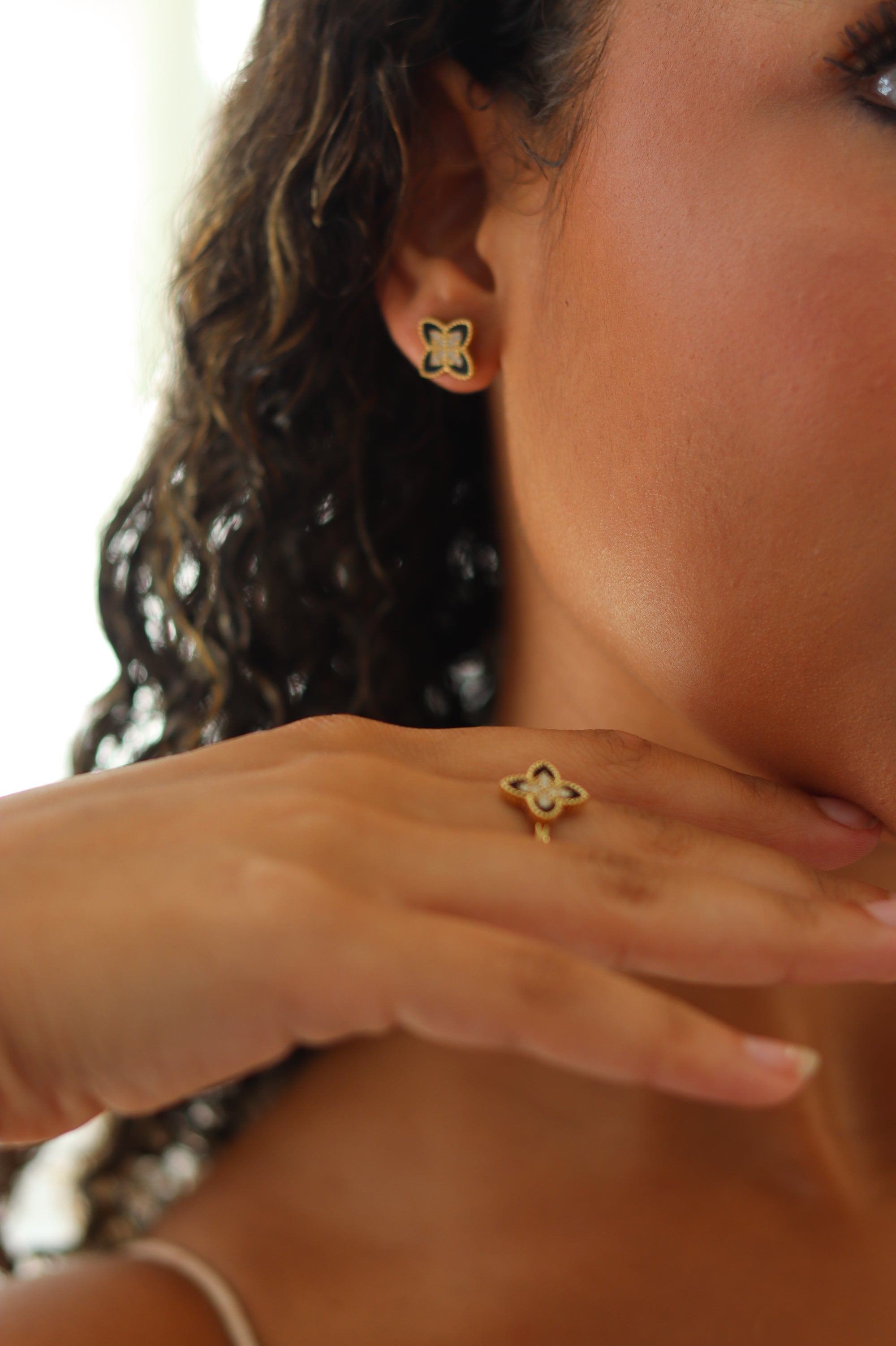 PASSIONATE CLOVER BLACK STUDS