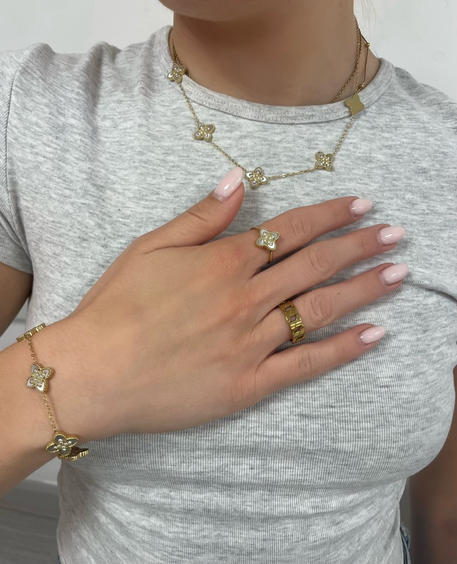 PASSIONATE CLOVER WHITE BRACELET