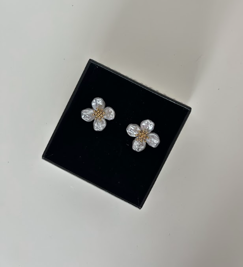 4 Leaf Pearl Stud - The Vault
